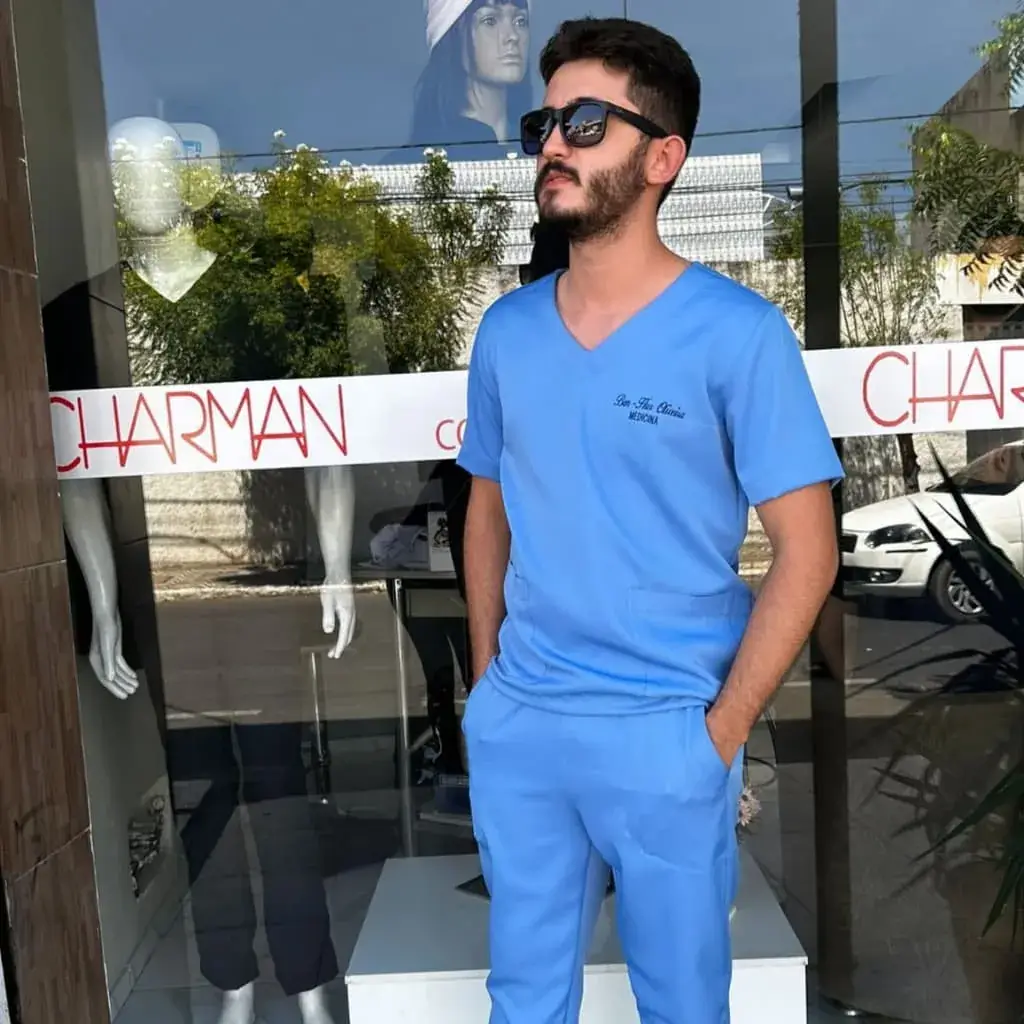 Cliente de scrub azul em frente à vitrine da loja Charman Jalecos