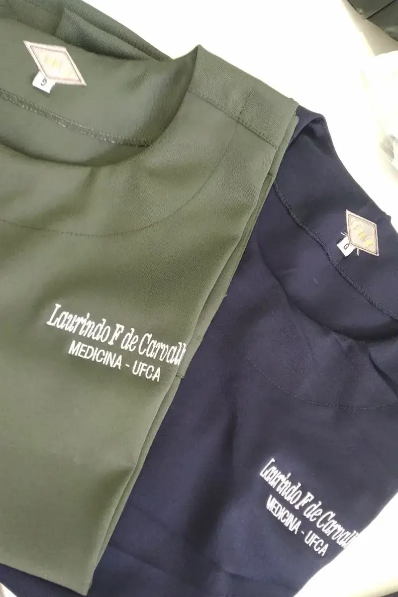 Scrubs verde e azul-marinho com nome e Medicina UFCA bordados