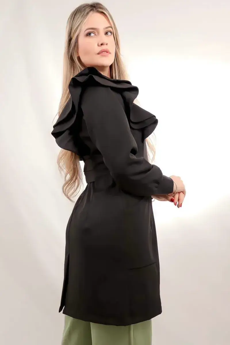 Modelo vestindo jaleco preto com babados nos ombros
