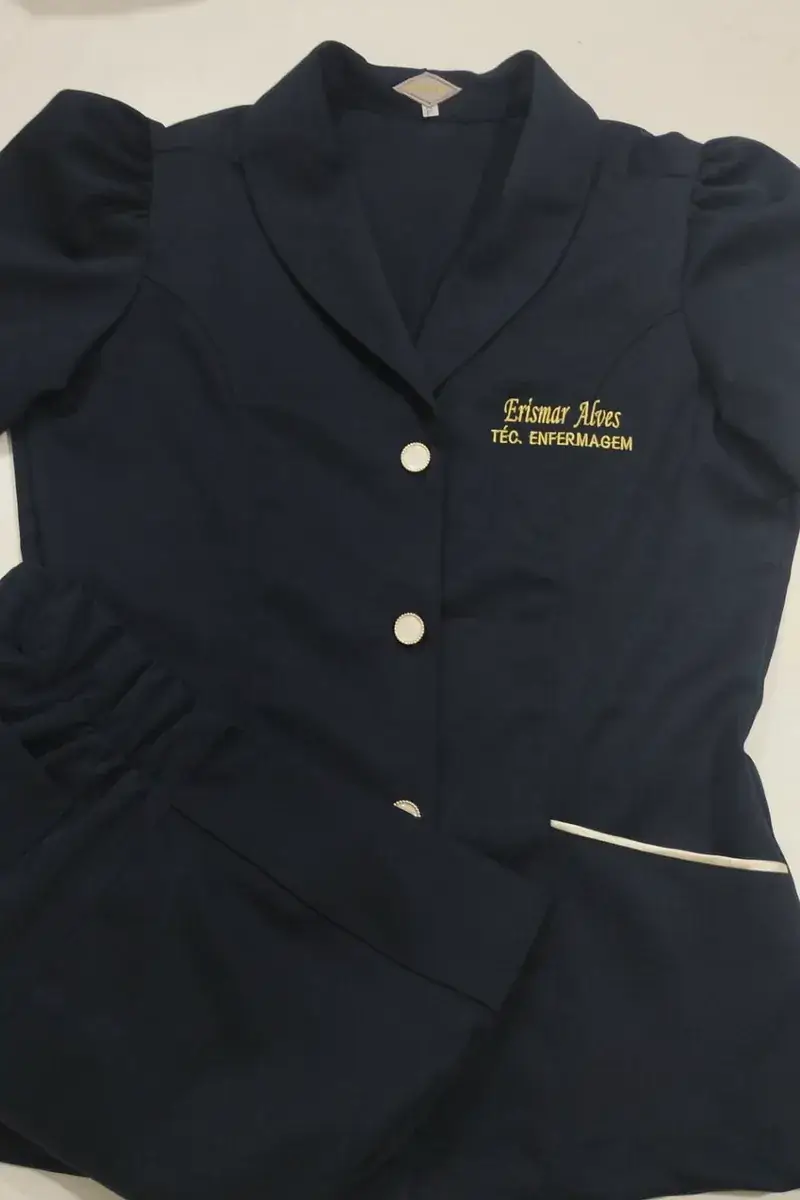 Conjunto azul-marinho com nome e Téc. Enfermagem bordados em dourado