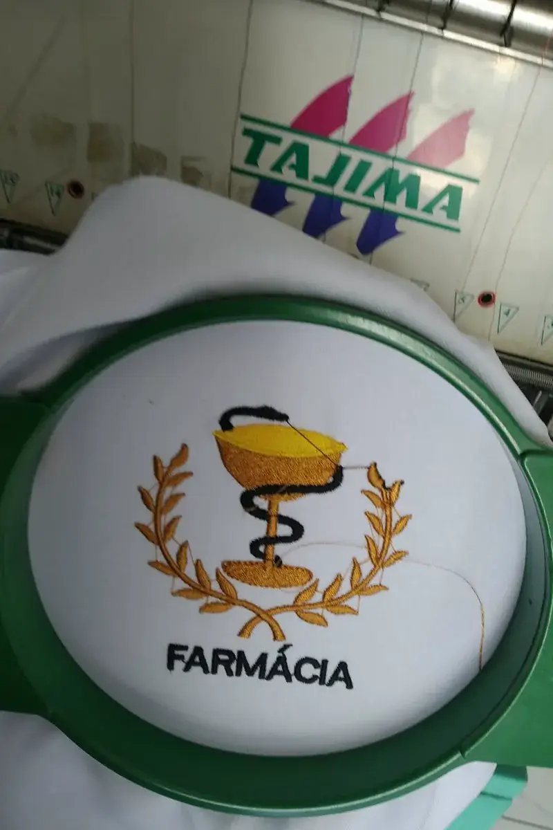 Símbolo da Farmácia bordado no bastidor da máquina Tajima