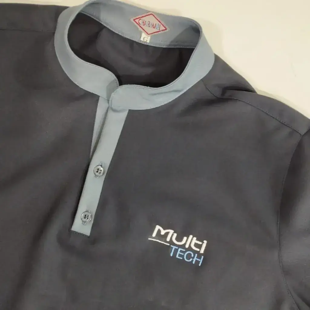 Camisa social verde com a logomarca da empresa bordada no bolso